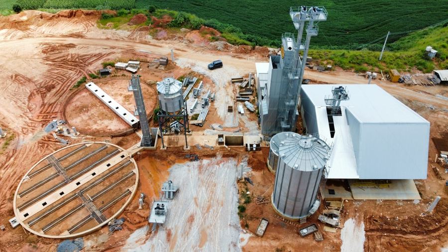Vista aérea de canteiro com fundação e galpão