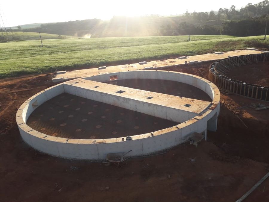 Fundação circular em concreto com canaletas para silo