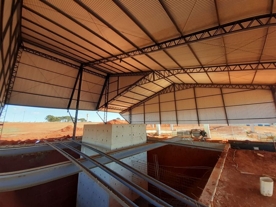Galpão metálico com estruturas de concreto internas